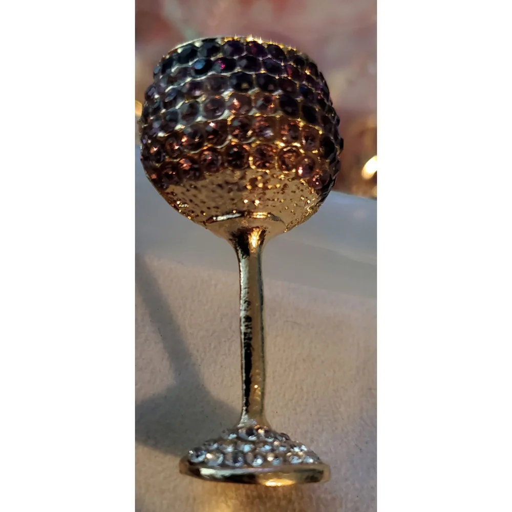 Elegant Crystal-Encrusted Wine Glass Keychain - Sparkling Rhinestone.